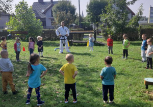 Rozgrzewka dzieci pod okiem instruktora.