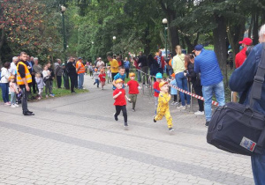 Antek, Olek i Tymek tuż przed metą.