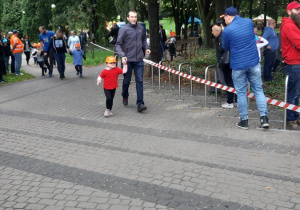 Zosia z tatą tuż przed metą.