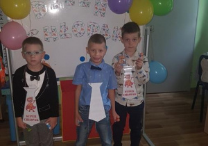 Jaś, Kacper i Artur prezentują krawaty "Super Chłopaków".