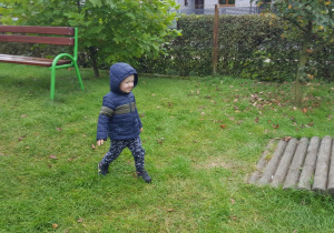 Zadowolony chłopiec przeszedł przez mostek.