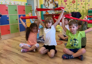 Dzieci w trakcie ćwiczeń z szarfami.