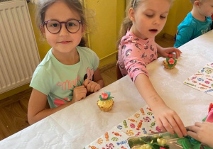 Dzieci w trakcie zajęć cukierniczych.