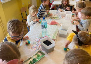 Dzieci w trakcie zajęć cukierniczych.