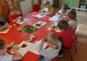 Motylki podczas tworzenia prac plastycznych.