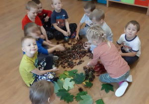 Motylki przeglądają materiał przyrodniczy przed tworzeniem obrazu Pani Jesieni.