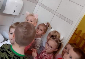 Dzieci z grupy Biedronki w łazience przedszkolnej.
