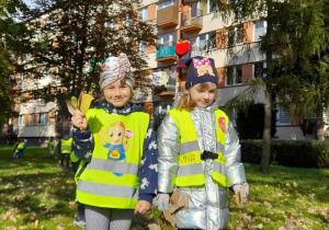 Luiza i Hania J. zbierają listki