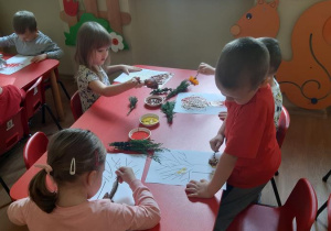 Lilka, Adam, Adam i Zosia podczas malowania przyrodniczymi pędzlami.