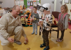 Antek w roli pszczoły broniącej królowej.