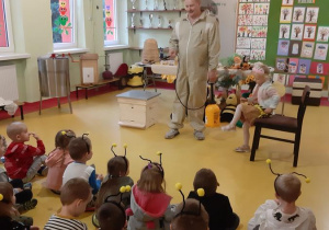 Pan Tomek opowiada o nawozach i ich skutkach dla życia pszczół.