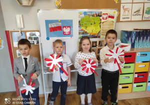 Piotr, Kuba, Marysia i Filip prezentują wykonane kotyliony.