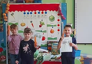 Magda ,Filip i Oskar podczas odgrywania scenki "Na straganie".