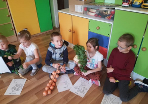 Dzieci porównują wygląd i kształt warzyw.