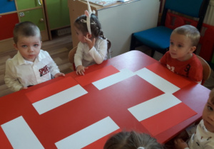 "Elfy" na zajęciach plastycznych "Flaga"