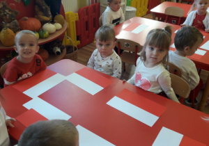 "Elfy" na zajęciach plastycznych "Flaga"