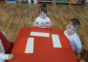 "Elfy" na zajęciach plastycznych "Flaga"