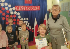 Hubert z panią dyrektor otrzymuje dyplom i nagrodę.