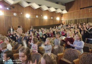 Dzieci w teatrze oglądają przedstawienie.