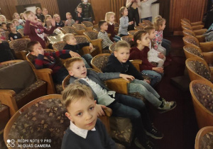 Dzieci w teatrze oglądają przedstawienie.