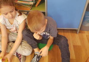 Kacper podczas klamerkowych zabaw z sylabami.