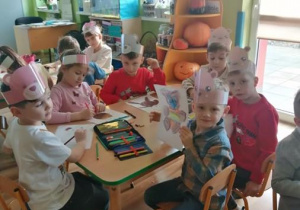 Dzieci wykonują pracę plastyczną.