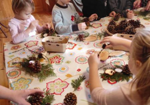 Dzieci wykonują stroiki.