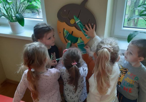 Zosia, Kornelia, Julia, Zuzia i Kuba podczas zabawy "Kredka do kredki".