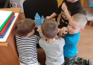 Kuba, Adam, Olek i Kuba podczas zabawy "Kredka do kredki".