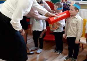 Pani Dyrektor przyjmuje Kubę do grona przedszkolaków.