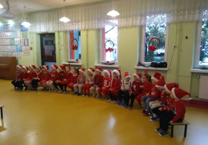 Dzieci śpiewają piosenkę da Mikołaja