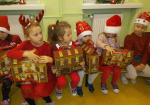 Dzieci ze swoimi prezentami