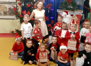 Dzieci ze Świętym Mikołajem i ciocią Madzią.