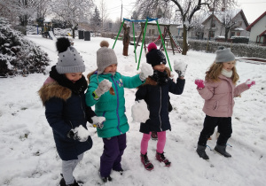 dziewczynki przygotowane do zabawy w śnieżki