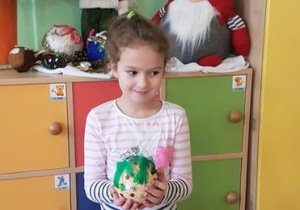 Hania prezentuje swoją bombkę.