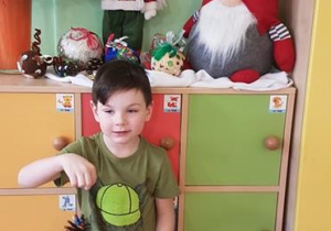 Krzysio prezentuje swoją bombkę.