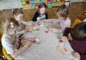 Dzieci dekorują serca dla babci i dziadka.