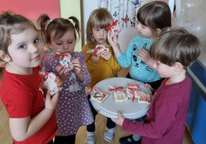 Juliś częstuje koleżanki ciasteczkami