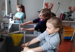 dziewczynki myją kubeczki po soku