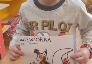 Piotruś i jego piękna wiewiórka.