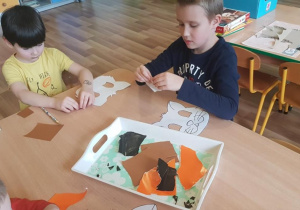 Krzyś i Bogusz podczas zajęć plastycznych.