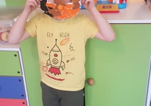 Krzyś prezentuje swoją maskę.