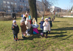 Biedronki z Marzanną na terenie ogrodu przedszkolnego.