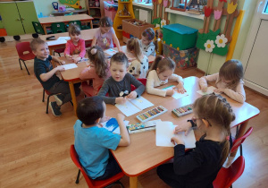 Dzieci tworzą swoje własne książeczki