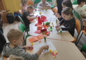 Dzieci wykonują warzywa lub owoce techniką wydzieranki.