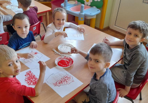 Pola, Olek, Marcel, Maks i Jaś wykonują Flage Polski