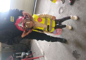 Hania K. w kasku strażackim.