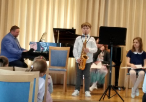 uczniowie Szkoły Muzycznej podczas występu