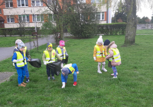 Motylki podczas sprzątania okolicy w ramach obchodów Dnia Ziemi.