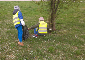 Filip i Mateusz podczas sprzątania z okazji Dnia Ziemi.